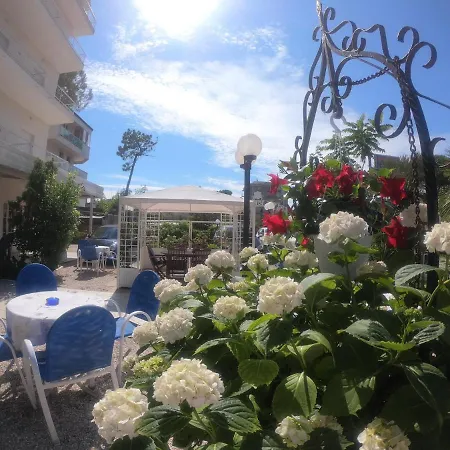 Alojamento de Acomodação e Pequeno-almoço Splendid Milano Marittima