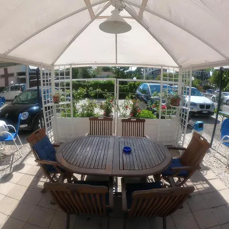 Alojamento de Acomodação e Pequeno-almoço Splendid Milano Marittima